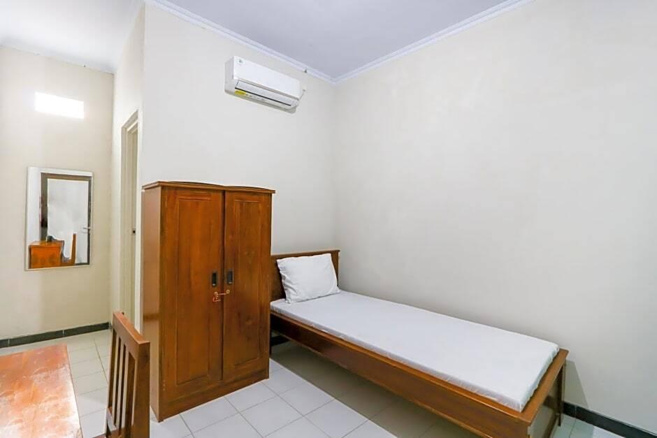 Джембер: OYO Life 3187 Kost Putri Bu Chris