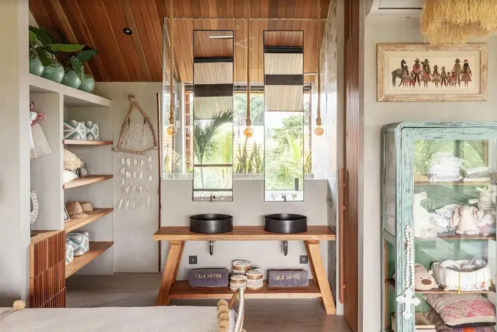 Exceptional Architect's 5BR Villa, an Oasis Gem in Canggu Centre — фото 2