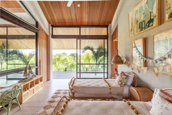 Чангу: Exceptional Architect's 5BR Villa, an Oasis Gem in Canggu Centre