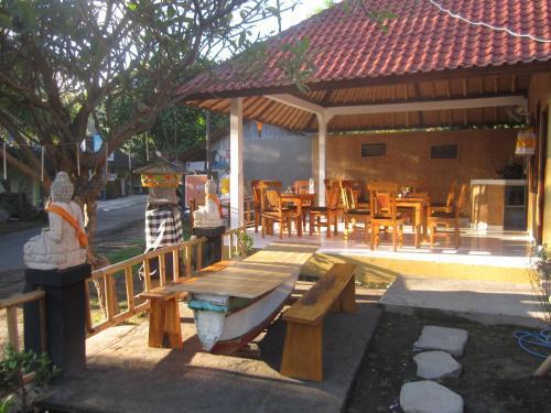 Пурвакерти: COCONUT BEACH BUNGALOWs & WARUNG