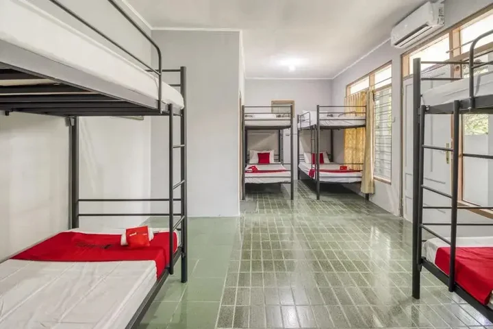 Батуретно: RedDoorz Hostel near Adisucipto Airport Yogyakarta