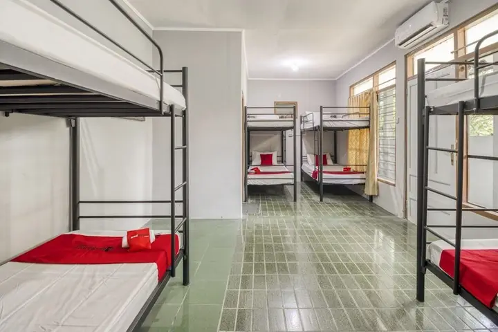 RedDoorz Hostel near Adisucipto Airport Yogyakarta — фото 4