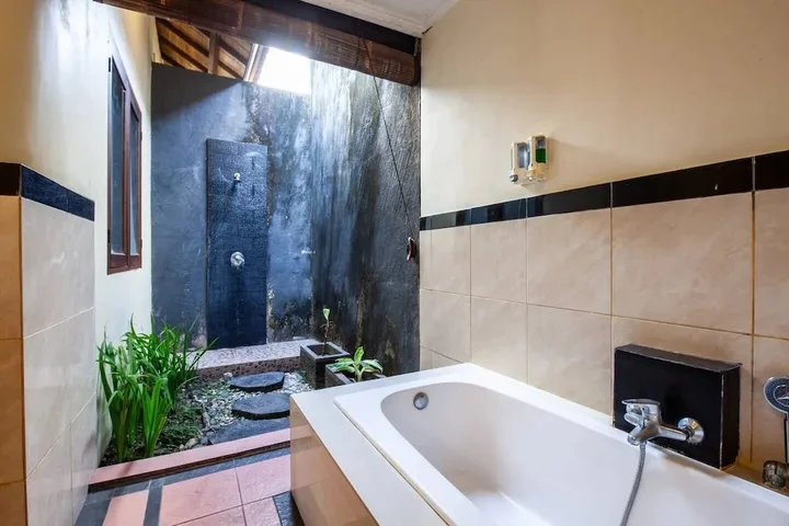 Кута: 8-BR Private Pool Villa Walk to Seminyak Beach