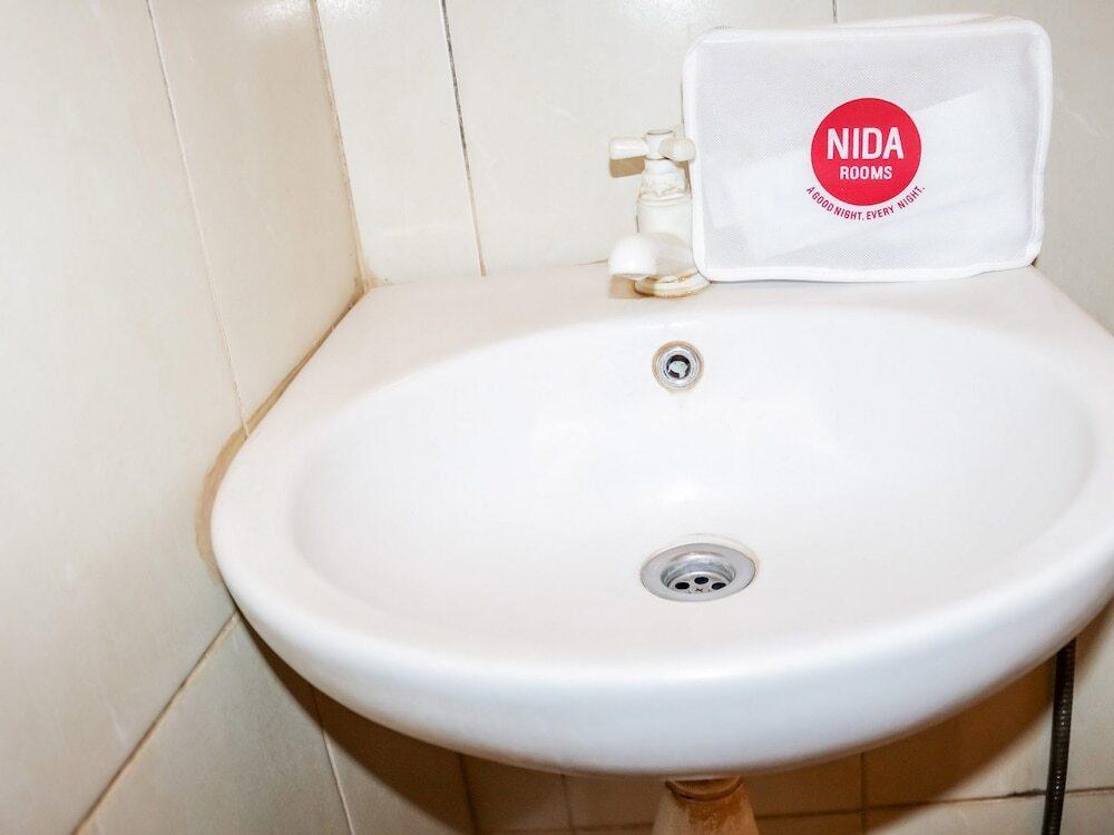 Медан: Nida Rooms Selat Panjang 11 Medan Kota at Wisma Sederhana Budget Hotel
