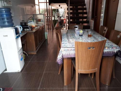 Суракарта: Kemuning Homestay