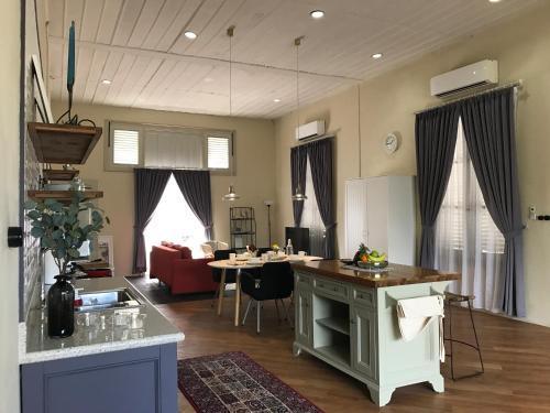 Семаранг: Spiegel Home Studio