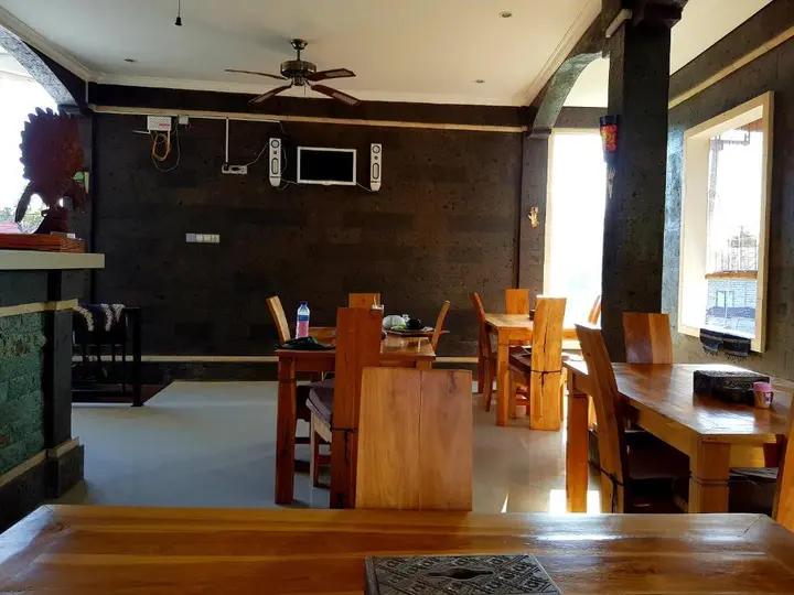 Бунутан: Amed Romance House