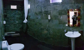 Бунутан: Amed Romance House