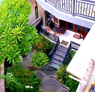Бунутан: Amed Romance House