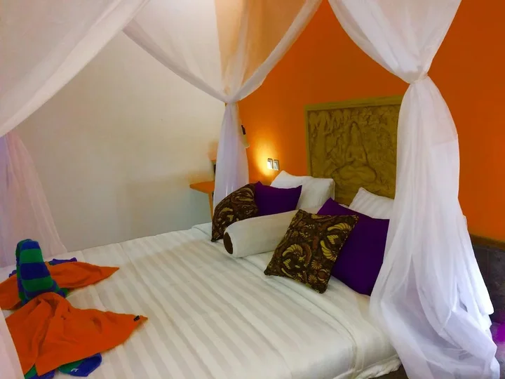 Бунутан: Amed Romance House