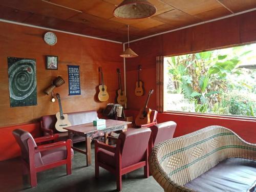 Озеро Тоба: Laster Jony's Guesthouse Samosir RedPartner