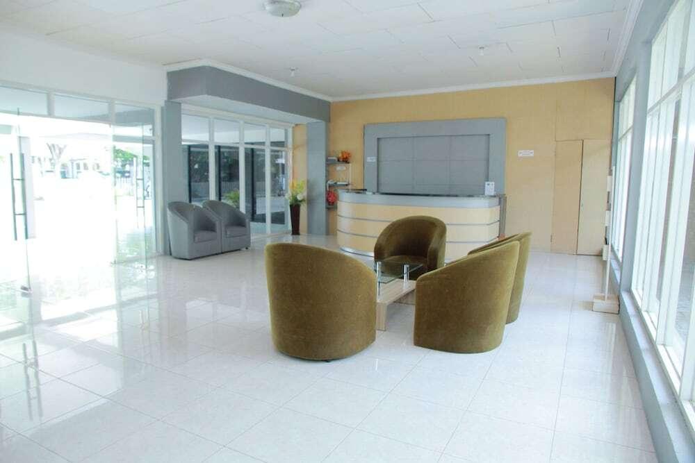 Палу: Grand Wisata Hotel by OYO Rooms
