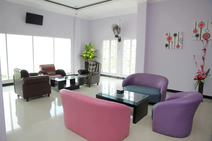 Палу: Purple Hotel by OYO Rooms