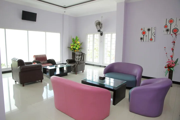 Палу: Purple Hotel by OYO Rooms