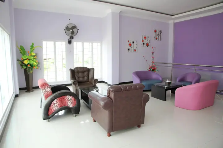 Палу: Purple Hotel by OYO Rooms