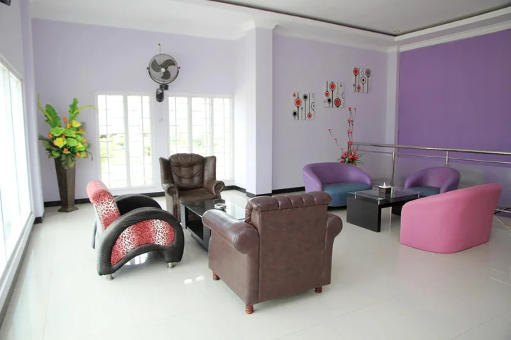 Палу: Purple Hotel by OYO Rooms