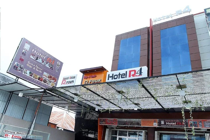 Палу: R Four Hotel by OYO Rooms