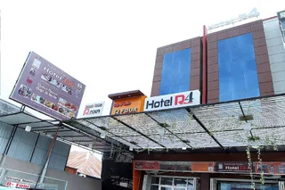 Палу: R Four Hotel by OYO Rooms