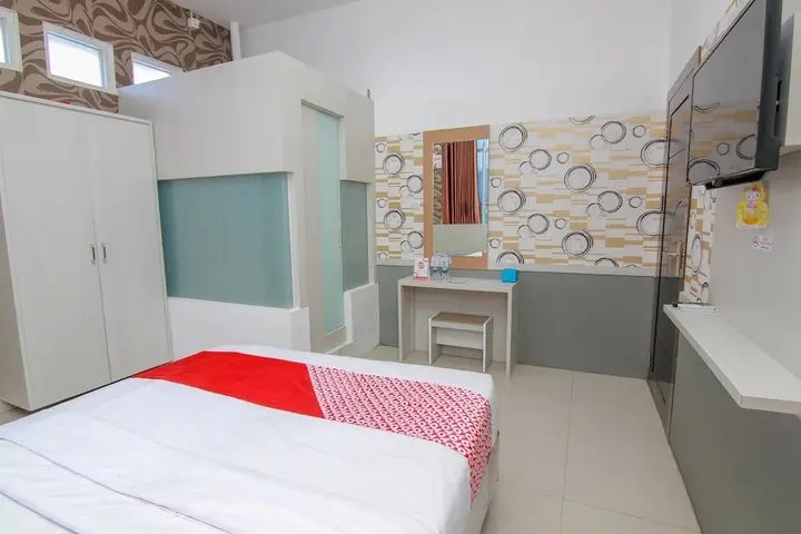 Палу: R Four Hotel by OYO Rooms