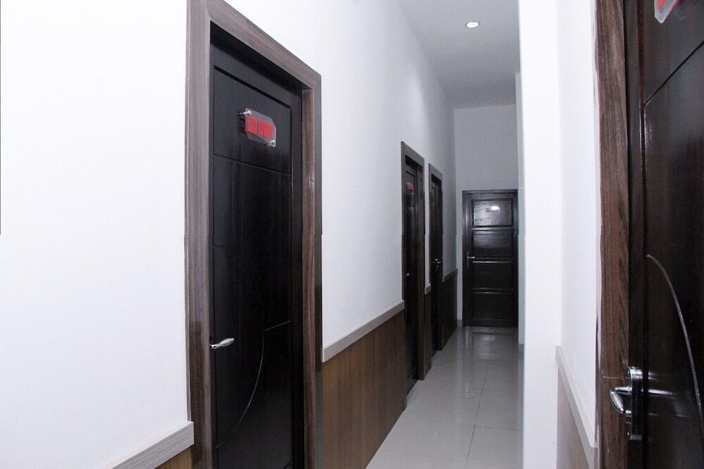 Палу: R Four Hotel by OYO Rooms