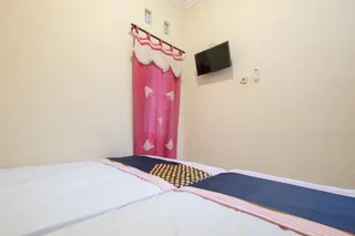 Батуретно: Rumah Nugraha Hotel Syariah by OYO Rooms