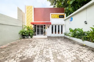 Батуретно: Rumah Nugraha Hotel Syariah by OYO Rooms