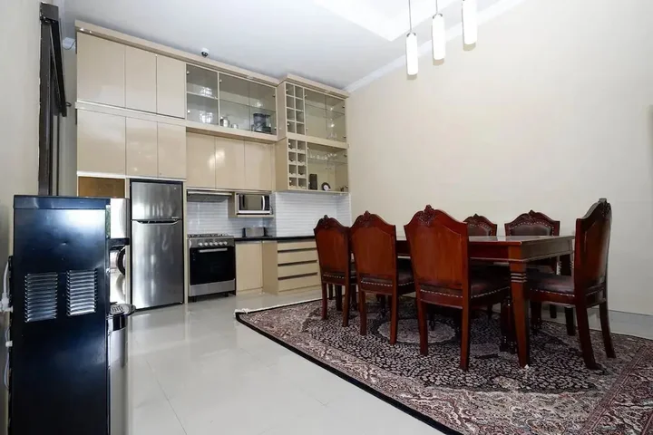 Суракарта: Erna's House Solo by OYO Rooms