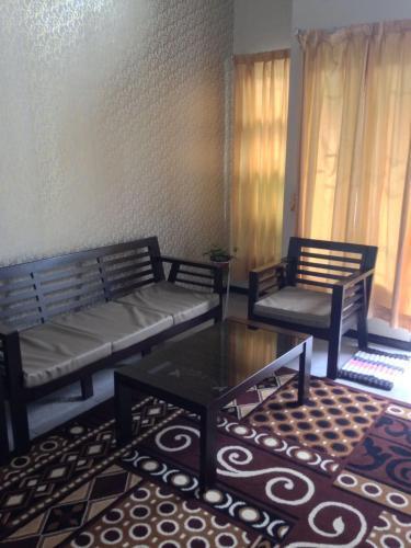 Бату: Ads 2 Family Homestay