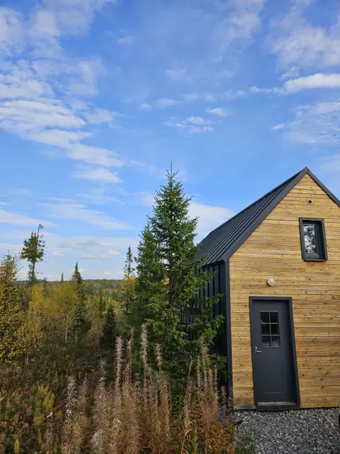 Кола: Aurora Barnhouse	