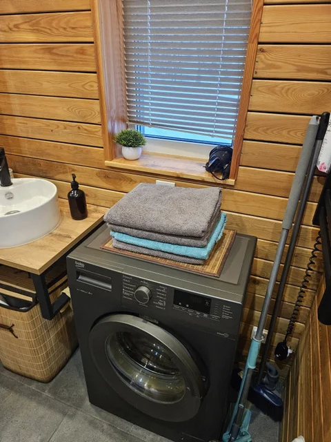 Кола: Aurora Barnhouse	