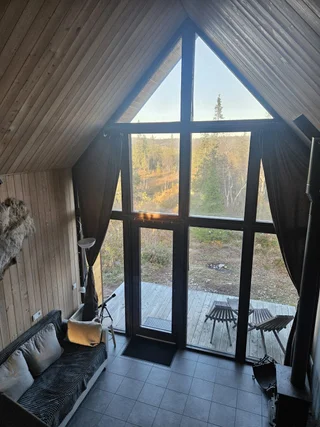 Кола: Aurora Barnhouse