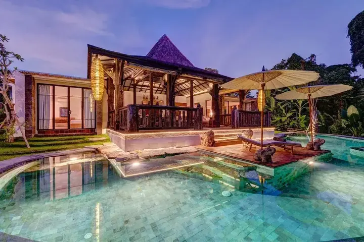 Керобокан: Secluded Wooden Villa, 3 BR, Canggu With Staff
