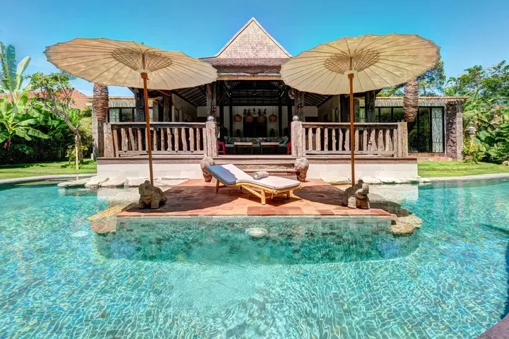 Керобокан: Secluded Wooden Villa, 3 BR, Canggu With Staff