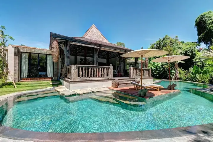 Керобокан: Secluded Wooden Villa, 3 BR, Canggu With Staff