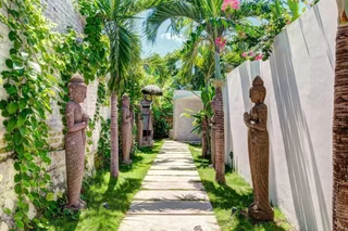 Керобокан: Secluded Wooden Villa, 3 BR, Canggu With Staff