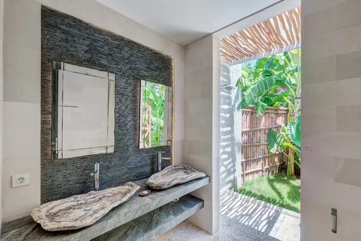 Керобокан: Secluded Wooden Villa, 3 BR, Canggu With Staff