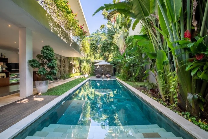 Кута: Colorful Private Villa 3 BR, Seminyak With Staff