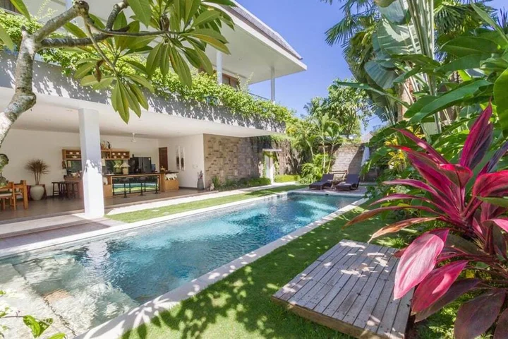Кута: Colorful Private Villa 3 BR, Seminyak With Staff