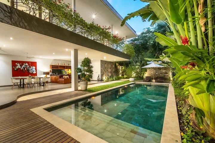 Кута: Colorful Private Villa 3 BR, Seminyak With Staff