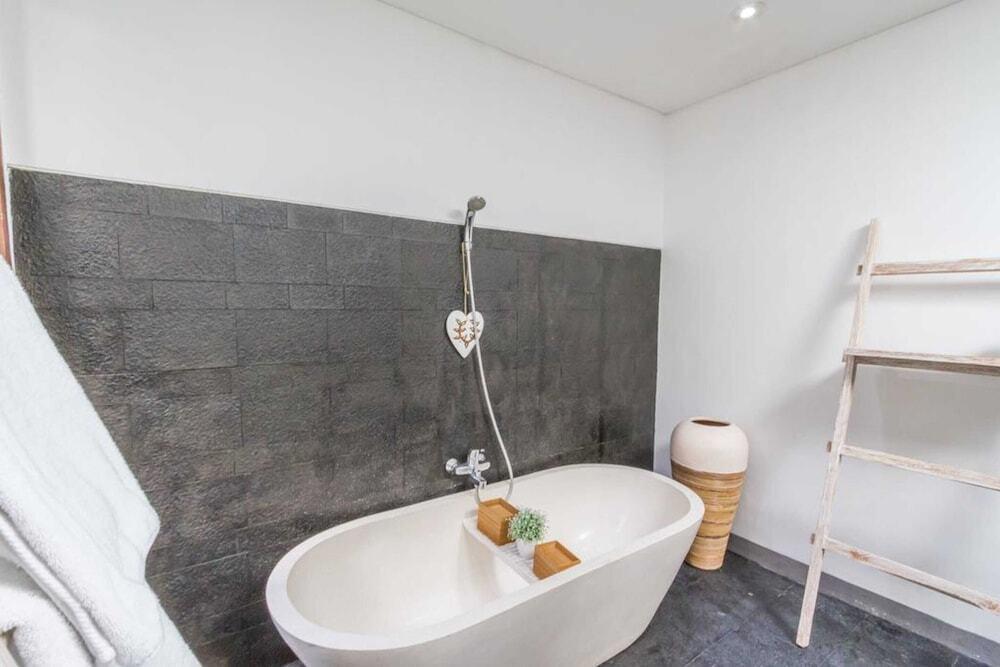 Кута: Colorful Private Villa 3 BR, Seminyak With Staff