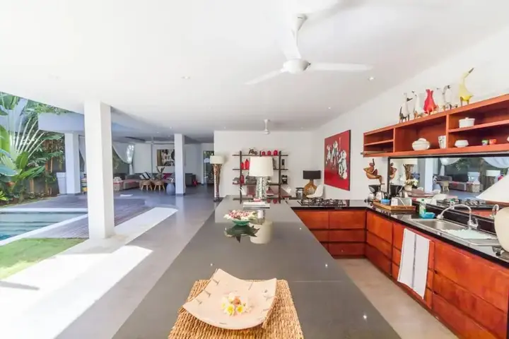 Кута: Colorful Private Villa 3 BR, Seminyak With Staff