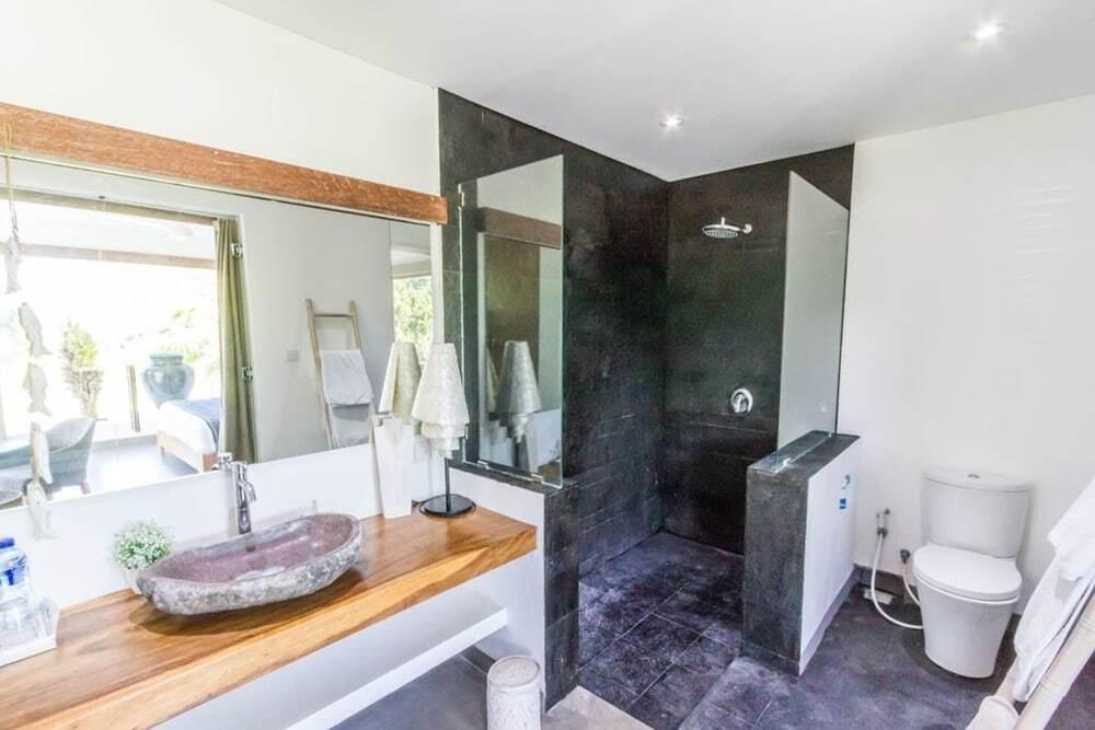 Кута: Colorful Private Villa 3 BR, Seminyak With Staff