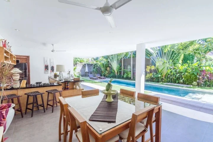Кута: Colorful Private Villa 3 BR, Seminyak With Staff