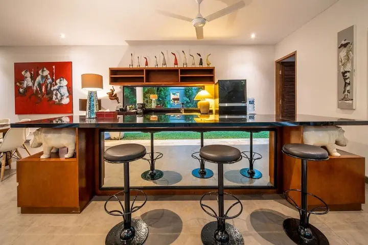 Кута: Colorful Private Villa 3 BR, Seminyak With Staff