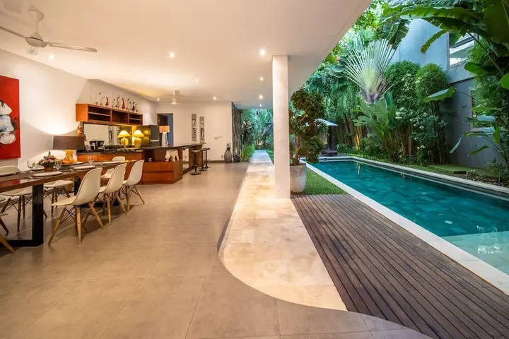 Кута: Colorful Private Villa 3 BR, Seminyak With Staff