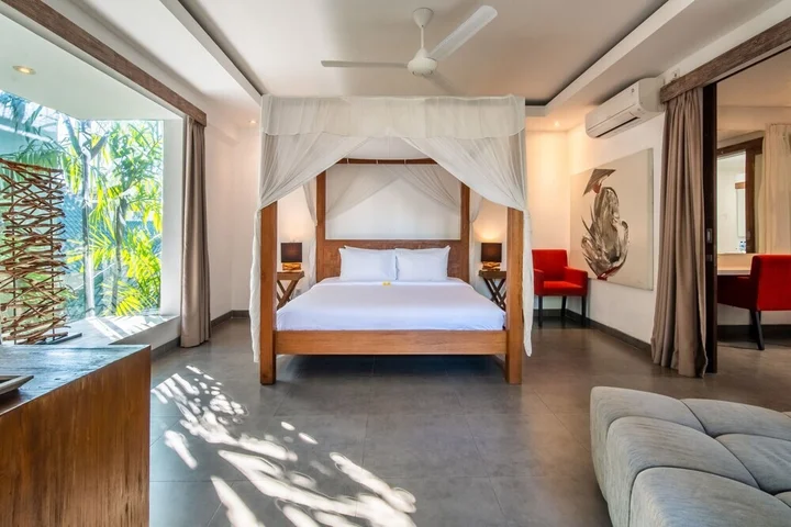 Кута: Colorful Private Villa 3 BR, Seminyak With Staff
