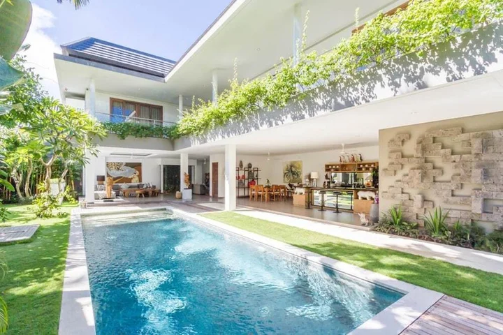 Кута: Colorful Private Villa 3 BR, Seminyak With Staff