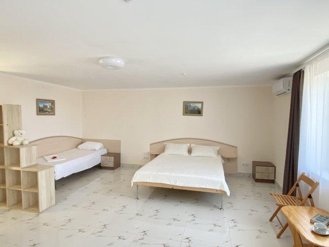Прибрежное (Сакский район): Azur Hotel