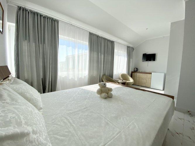 Прибрежное (Сакский район): Azur Hotel
