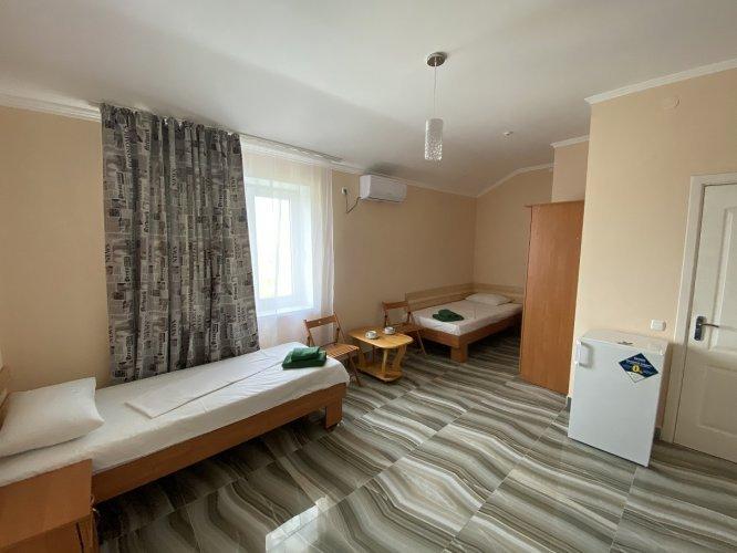 Прибрежное (Сакский район): Azur Hotel